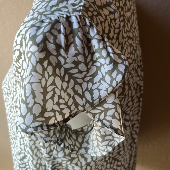 Loft Outlet green and white tulip sleeve top, size small petite - Picture 3 of 7
